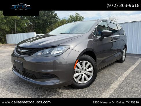 Used 2021 Chrysler Voyager L FWD image 1