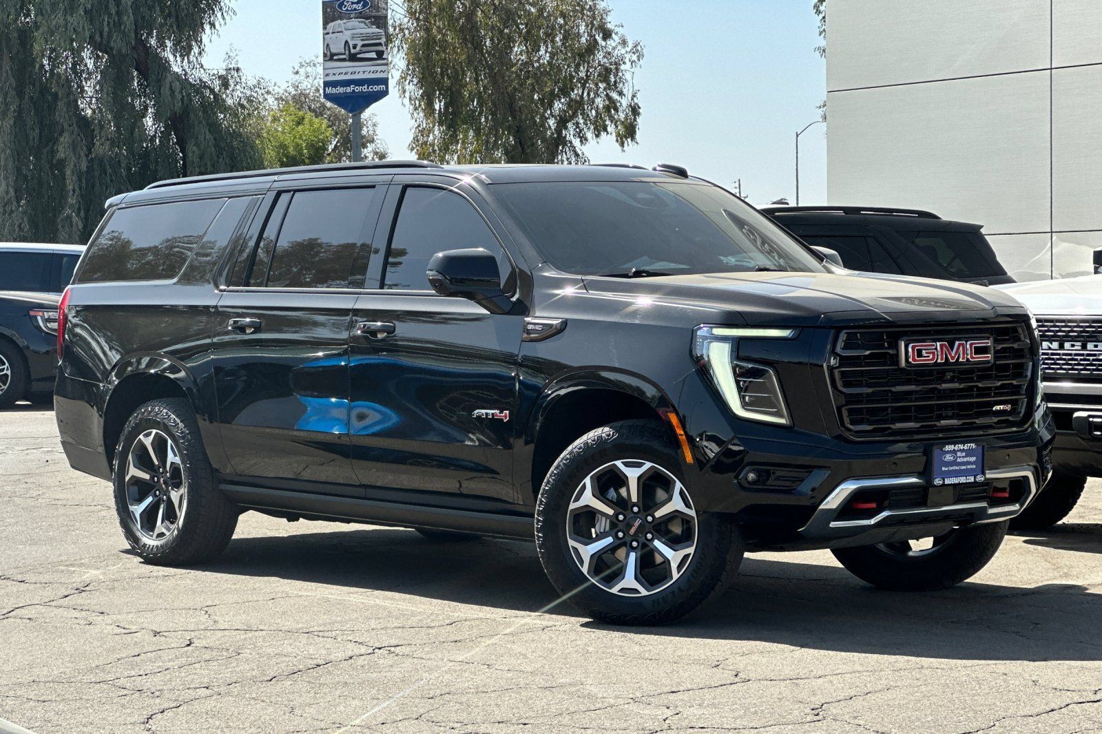 Used 2025 GMC Yukon XL AT4 Ultimate AWD/4WD image 2