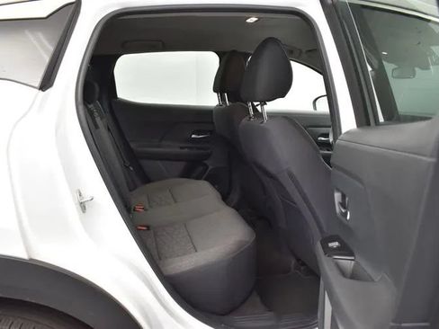 Used 2025 Nissan Kicks SV AWD/4WD image 18