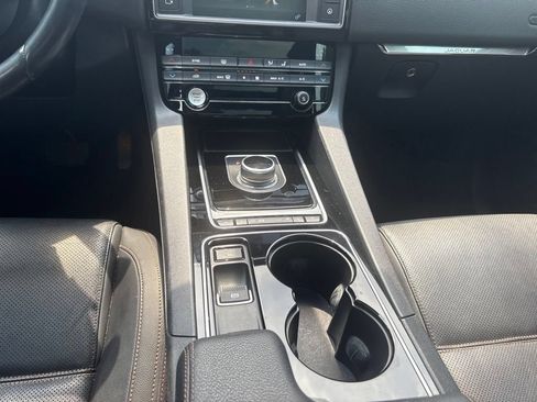 Used 2017 Jaguar F-PACE Prestige AWD/4WD image 16