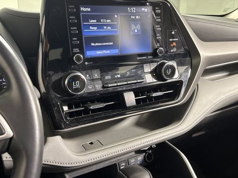 Used 2022 Toyota Highlander LE AWD/4WD image 31