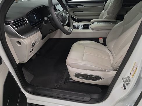 Used 2025 Jeep Wagoneer L 4WD image 13
