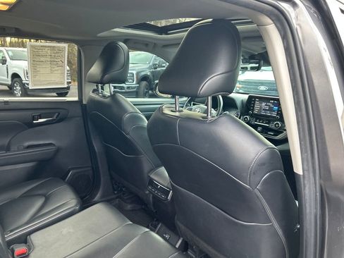 Used 2022 Toyota Highlander XLE image 38