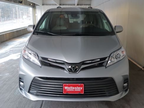 Used 2019 Toyota Sienna XLE image 24