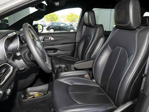 Used 2025 Chrysler Pacifica Select image 11