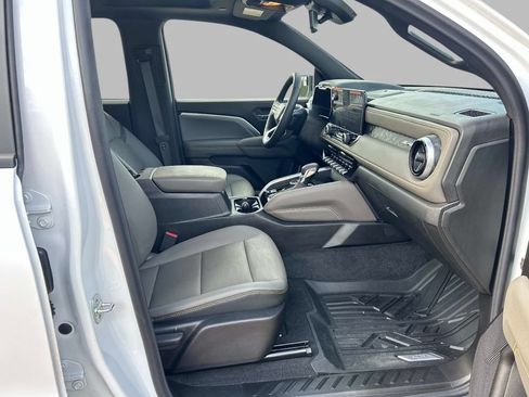 Used 2026 Chevrolet Colorado ZR2 w/ Technology Package AWD/4WD image 17