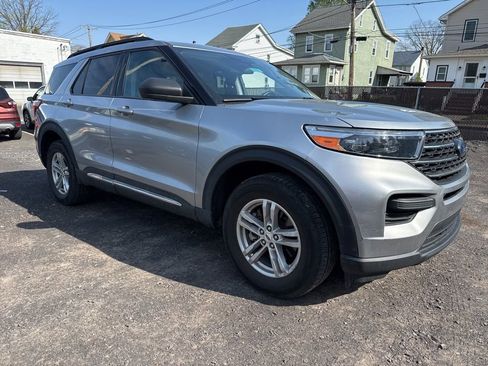 Used 2023 Ford Explorer XLT w/ Class IV Trailer Tow Package AWD/4WD image 3