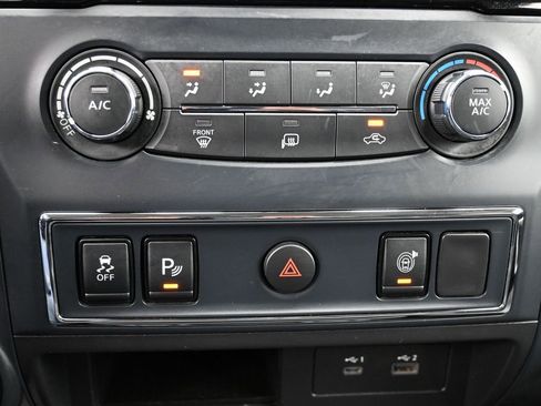 Used 2023 Nissan Titan SV image 24