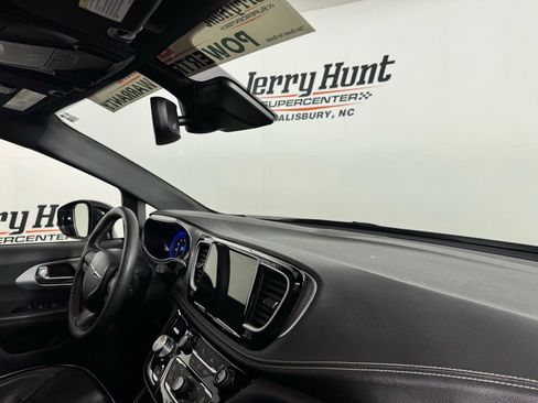 Used 2025 Chrysler Pacifica Limited FWD image 33