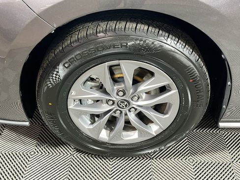 Certified 2024 Toyota Sienna XLE FWD image 28