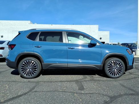 New 2026 Volkswagen Taos SE image 8