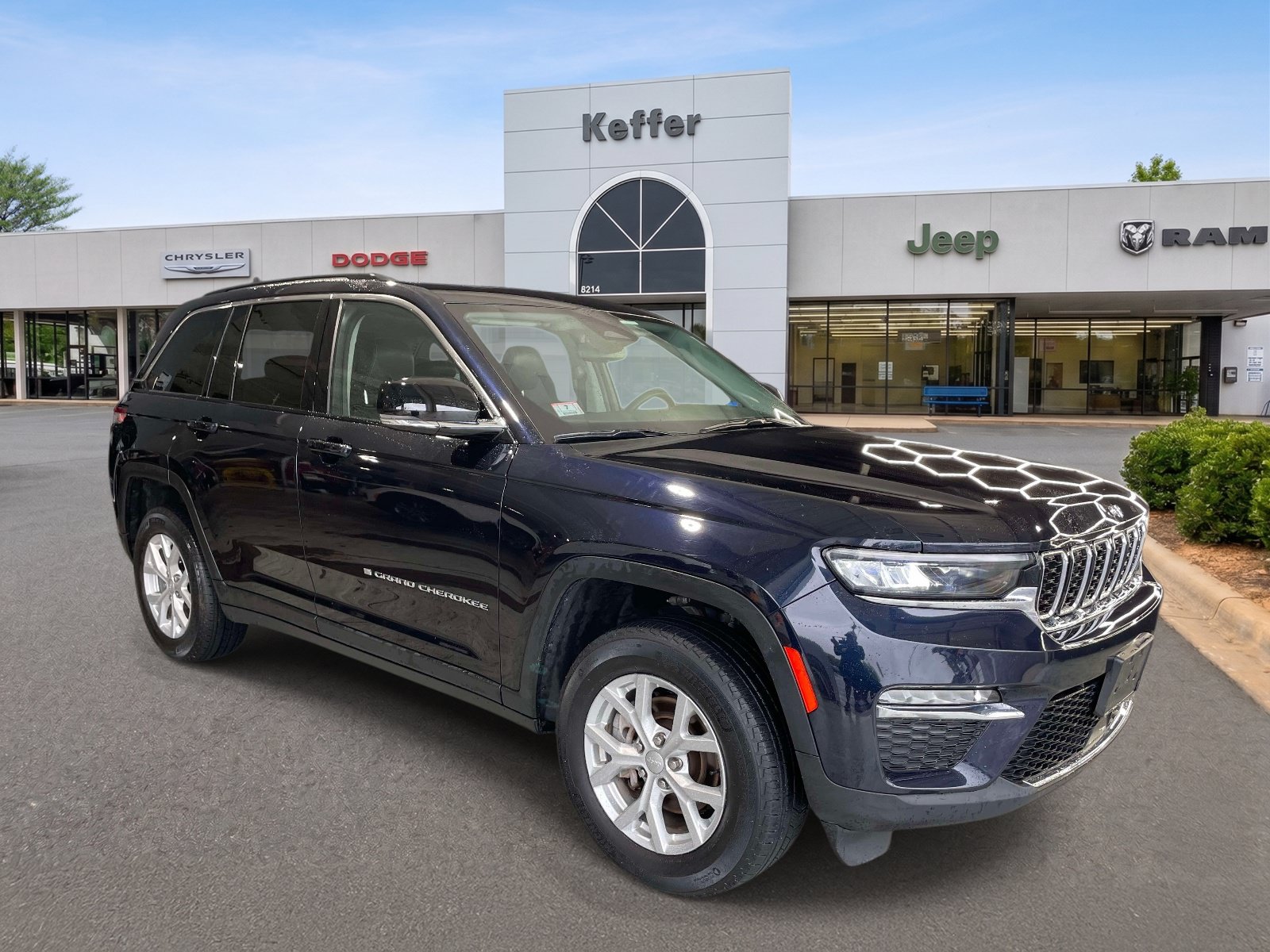 Used 2023 Jeep Grand Cherokee Limited AWD/4WD image 3