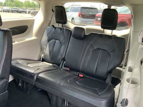 Used 2023 Chrysler Pacifica Touring-L FWD image 52