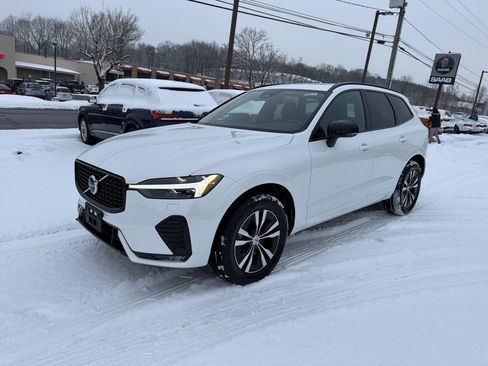 Certified 2025 Volvo XC60 B5 Core image 3