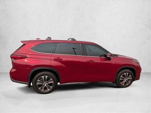 Used 2021 Toyota Highlander XLE AWD/4WD image 4