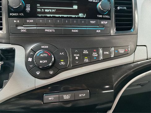Used 2014 Toyota Sienna LE FWD image 19