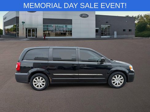 Used 2014 Chrysler Town & Country Touring FWD image 10