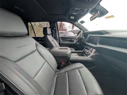 Used 2023 GMC Yukon Denali image 12