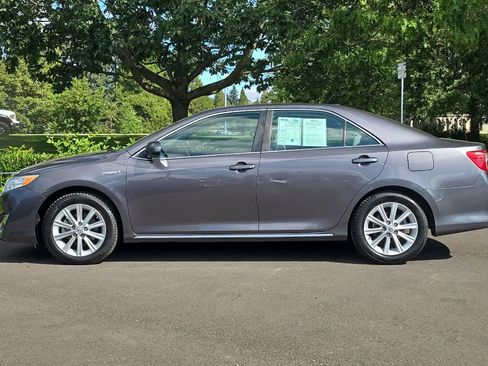 Used 2014 Toyota Camry XLE w/ Leather Package FWD image 5