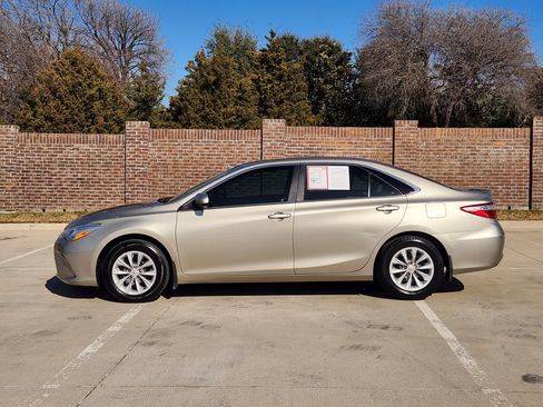 Used 2015 Toyota Camry LE image 5