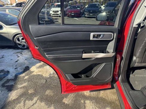 Used 2022 Ford Explorer XLT w/ Equipment Group 202A image 10