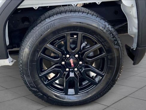 Used 2024 GMC Sierra 1500 Elevation image 11