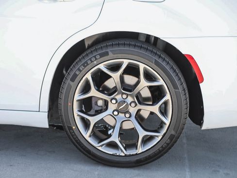 Used 2018 Chrysler 300 S RWD image 11