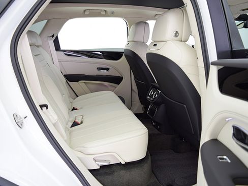 Certified 2023 Bentley Bentayga Plug-In Hybrid AWD/4WD image 31