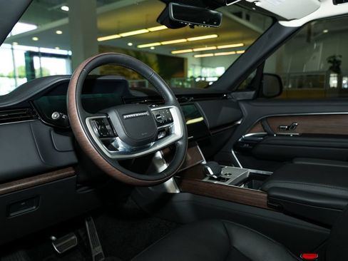 Used 2025 Land Rover Range Rover Autobiography AWD/4WD image 2