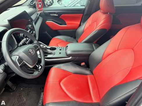 Used 2023 Toyota Highlander XSE FWD image 7