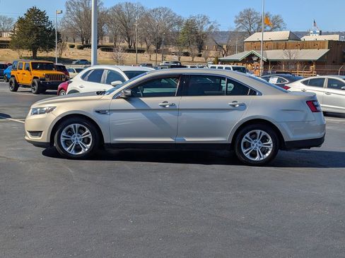 Used 2017 Ford Taurus SE image 5