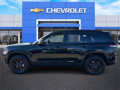 Used 2024 Jeep Grand Cherokee Limited w/ Luxury Tech Group II image 7