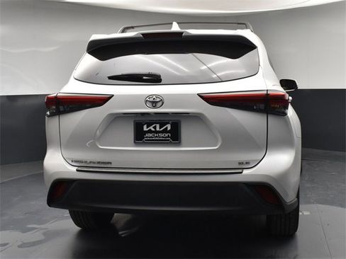 Used 2022 Toyota Highlander XLE image 7