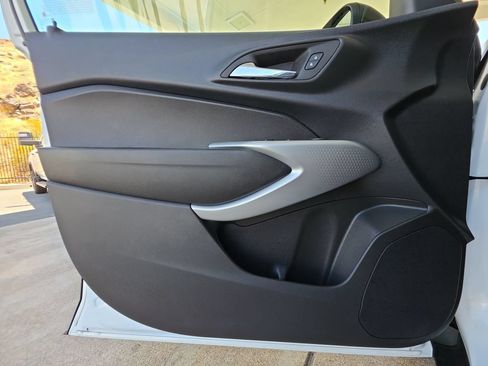 Used 2025 Chevrolet Trax RS FWD image 22