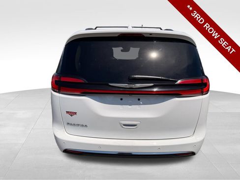 Used 2021 Chrysler Pacifica Touring-L FWD image 4