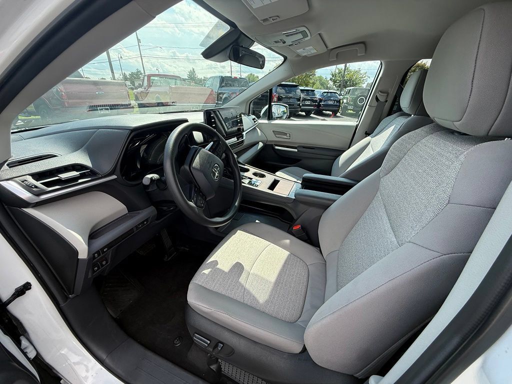 Used 2024 Toyota Sienna LE AWD/4WD image 8