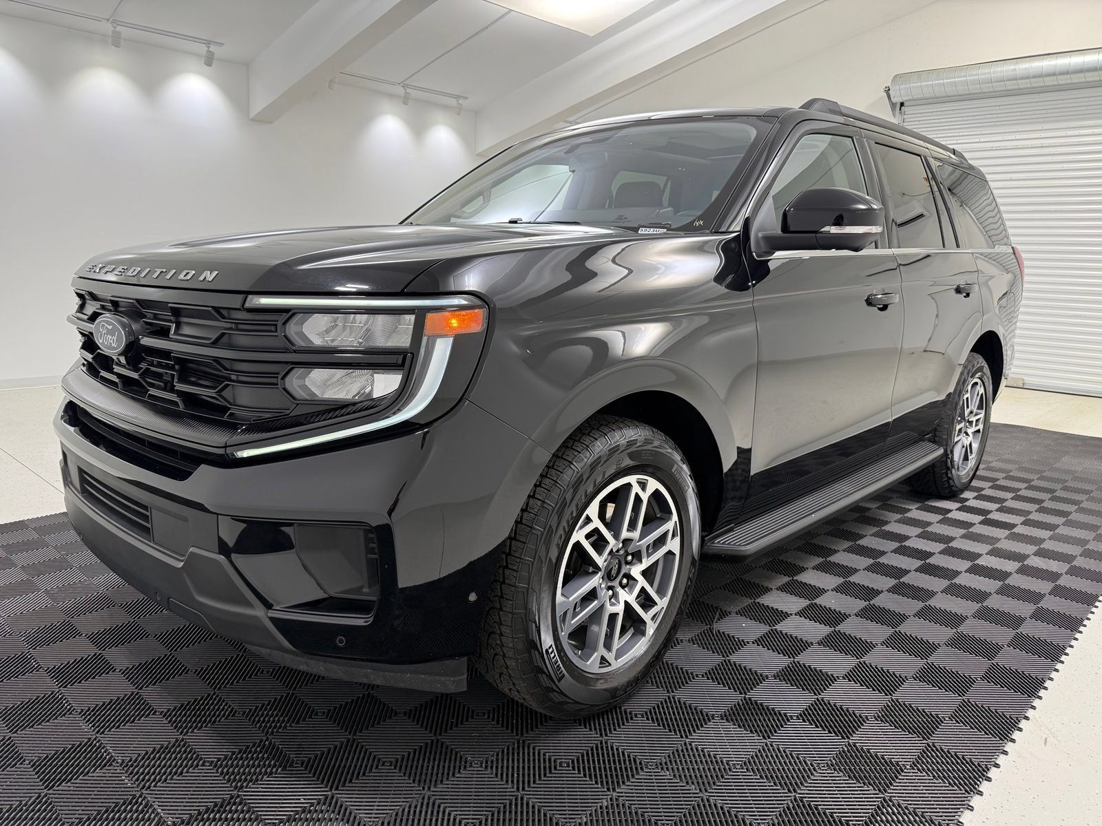 Used 2025 Ford Expedition Active AWD/4WD image 3