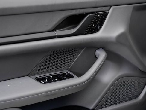 Used 2023 Porsche Taycan image 8