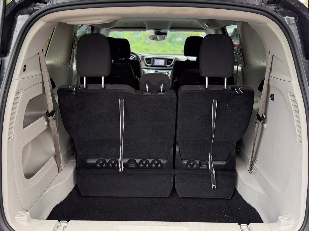 Used 2023 Chrysler Voyager LX FWD image 5