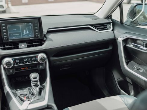 Used 2020 Toyota RAV4 XLE FWD image 10
