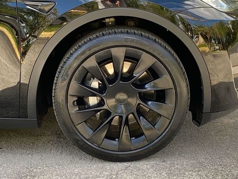 Used 2021 Tesla Model Y Long Range image 9