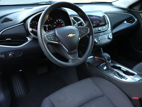 Used 2025 Chevrolet Malibu LT image 3