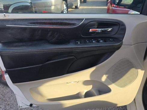 Used 2013 Chrysler Town & Country Touring FWD image 12