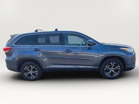 Used 2019 Toyota Highlander LE FWD image 5