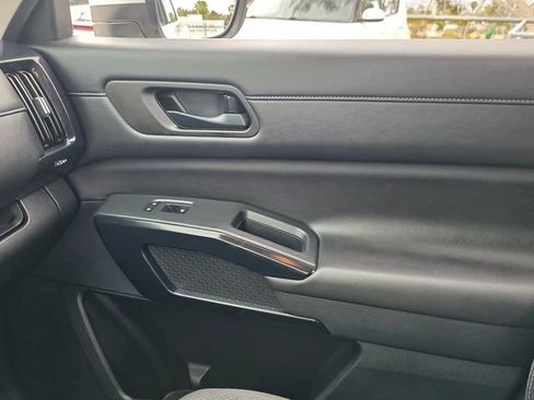 Used 2025 Nissan Pathfinder SV FWD image 30