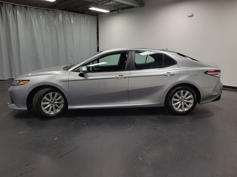 Used 2020 Toyota Camry LE w/ Convenience Package image 5