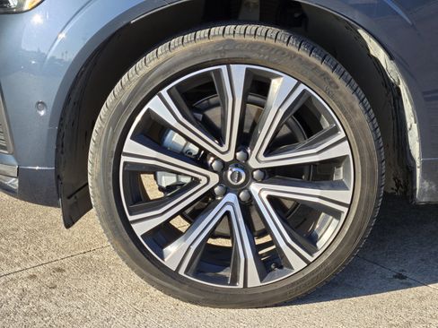 Certified 2023 Volvo XC60 B5 Ultimate w/ Climate Package image 18