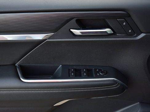 Used 2025 GMC Acadia Elevation image 13