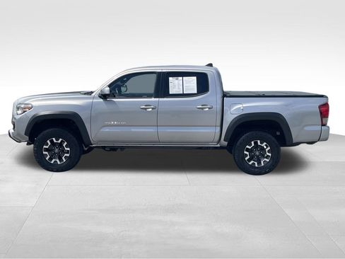 Used 2017 Toyota Tacoma TRD Off-Road AWD/4WD image 7