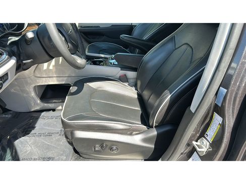 Used 2023 Chrysler Pacifica Limited FWD image 10